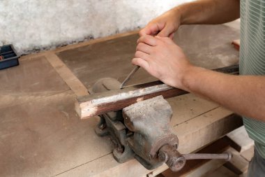 Mobilya montajı yapan ve tamir eden adam - hobi garajı konsepti.