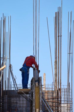 Yüksek bir binada çalışan gerçek bir inşaat işçisi..