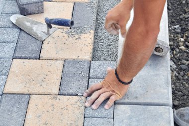 İnşaat işçisi halka açık bir yol yeniden yapılandırmasında..