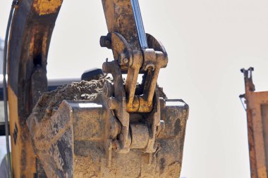 Kamu alanının yeniden inşası için açık havada ağır inşaat makineleri.