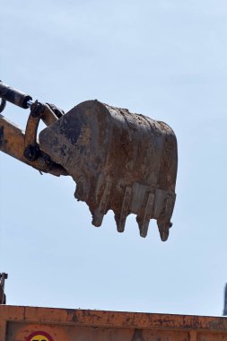 Kamu alanının yeniden inşası için açık havada ağır inşaat makineleri.