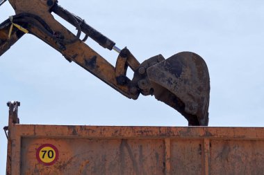 Kamu alanının yeniden inşası için açık havada ağır inşaat makineleri.