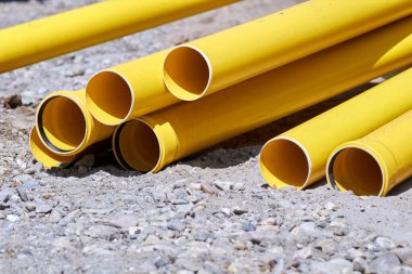 İnşaat alanındaki özel borular..