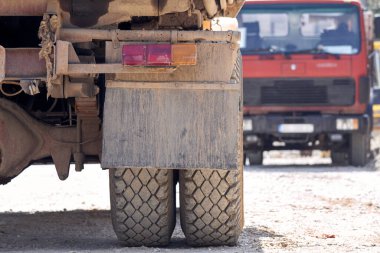 Kamu alanının yeniden inşası için ağır bir inşaat kamyonu..