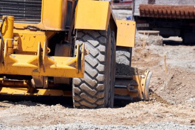 Kamu alanının yeniden inşası için açık havada ağır inşaat makineleri.