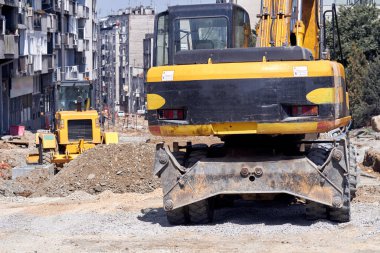 Kamu alanının yeniden inşası için açık havada ağır inşaat makineleri.
