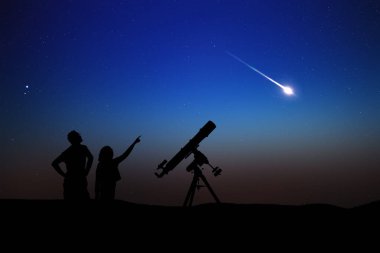 Yıldızlı gökyüzünün altında baba, kız ve astronomik teleskop siluetleri.