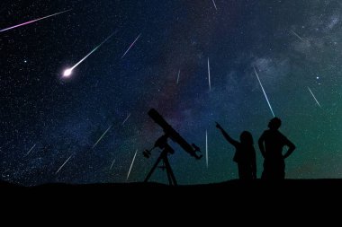 Yıldızlı gökyüzünün altında baba, kız ve astronomik teleskop siluetleri.