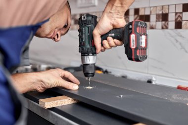 Tamirci dairede mutfak dolabı yapıyor..