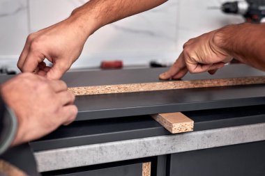 Tamirci dairede mutfak dolabı yapıyor..