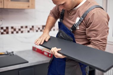 Tamirci dairede mutfak dolabı yapıyor..