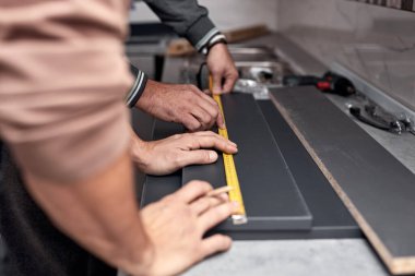 Tamirci dairede mutfak dolabı yapıyor..