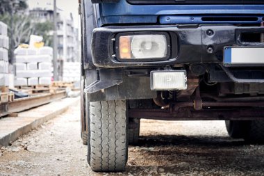 Kamu alanının yeniden inşası için ağır bir inşaat kamyonu..