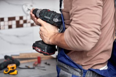 Tamirci dairede mutfak dolabı yapıyor..