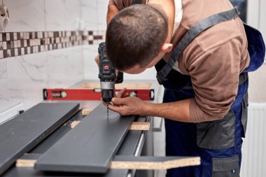 Tamirci dairede mutfak dolabı yapıyor..