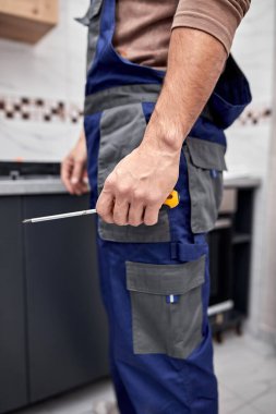 Tamirci dairede mutfak dolabı yapıyor..