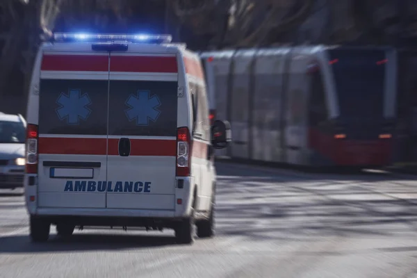 Ασθενοφόρο 911 Ασθενοφόρο Αυτοκίνητο Τρέχει Γρήγορα Μέσα Από Μεγάλη Πόλη — Φωτογραφία Αρχείου