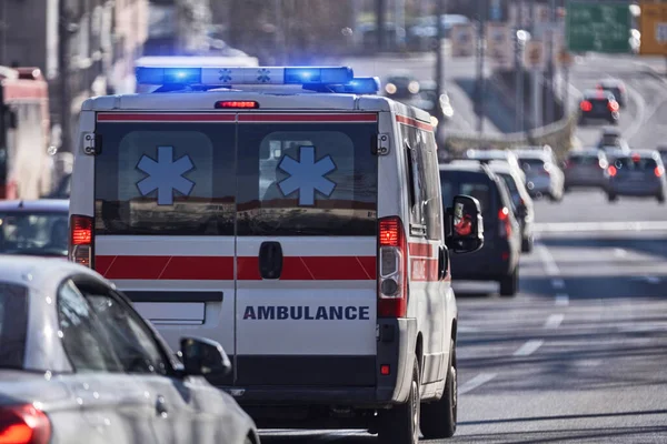 Ambulans 911 Ambulans Bil Som Kör Snabbt Genom Storstaden — Stockfoto