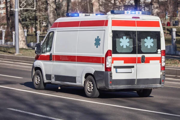 Paramedik 911 ambulans arabası büyük şehirde hızla ilerliyor..