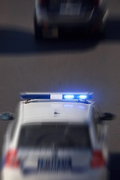 Поліцейський Автомобіль Синіми Вогнями Швидко Рухається Дорожньому Міському Середовищі — стокове фото