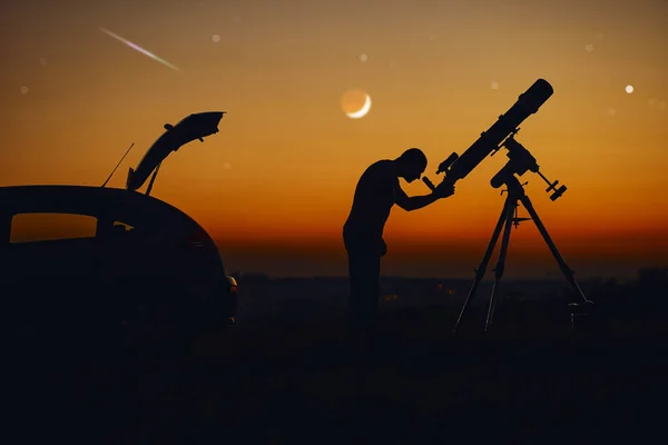 Silhouette Von Mann Auto Teleskop Und Landschaft Unter Dem Sternenhimmel — Stockfoto