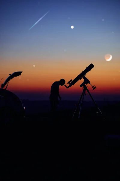 Egy Férfi Sziluettje Autó Teleszkóp Vidék Csillagos Alatt — Stock Fotó