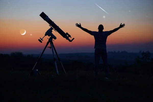 Silhouette Eines Mannes Teleskop Und Landschaft Unter Dem Sternenhimmel — Stockfoto