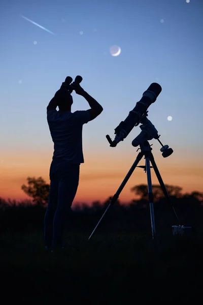 Silhouette Uomo Telescopio Campagna Sotto Cieli Stellati — Foto Stock