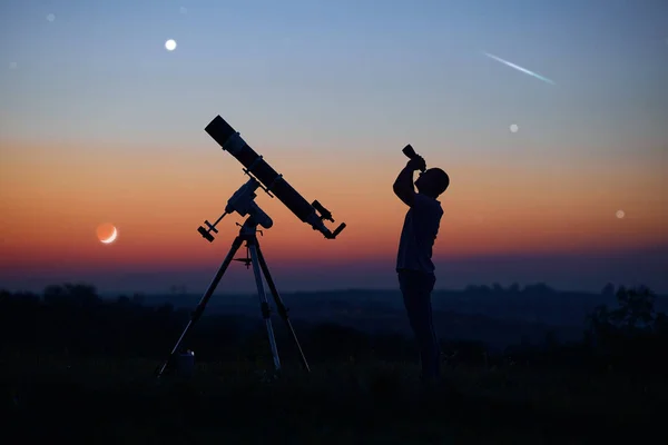 Sylwetka Człowieka Teleskopu Wsi Pod Rozgwieżdżonym Niebem — Zdjęcie stockowe
