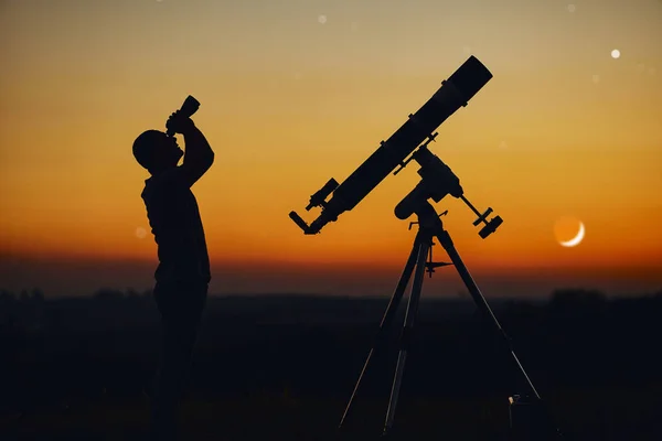 아래있는 남자의 실루엣 망원경 — 스톡 사진