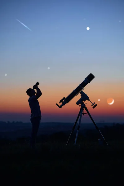 Bir Adamın Silueti Teleskop Kırsal Alan Yıldızlı Gökyüzünün Altında — Stok fotoğraf