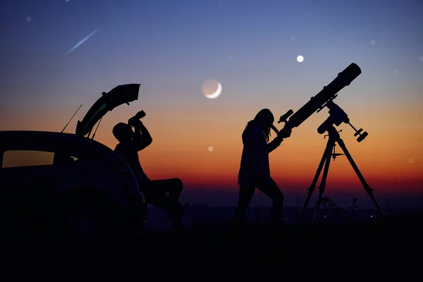 Casal Stargazing Junto Com Telescópio Astronômico — Fotografia de Stock