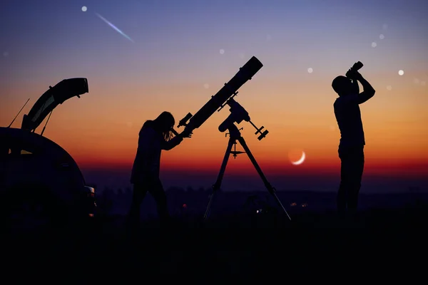 Para Gwiazd Patrzących Razem Teleskopem Astronomicznym — Zdjęcie stockowe
