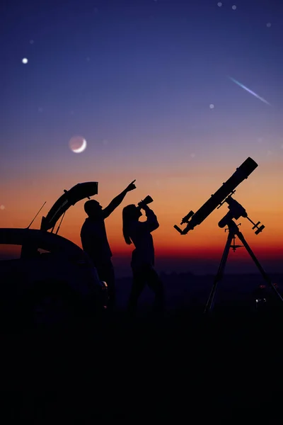 Couple Observant Les Étoiles Avec Télescope Astronomique — Photo