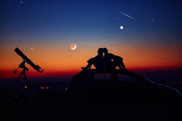 Astronomik Bir Teleskopla Çift Yıldızlara Bakıyor — Stok fotoğraf