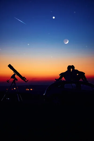 Ζευγάρι Που Ατενίζει Μαζί Ένα Αστρονομικό Τηλεσκόπιο — Φωτογραφία Αρχείου