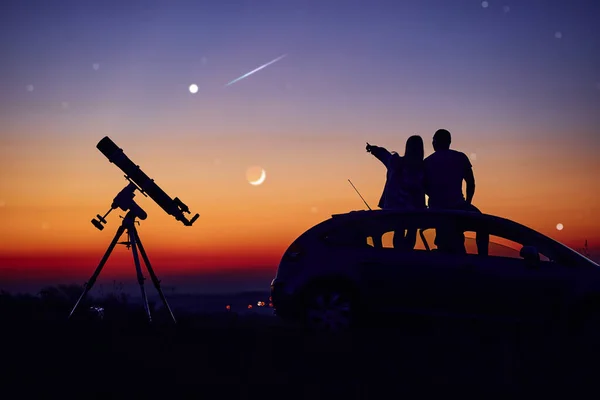 Casal Stargazing Junto Com Telescópio Astronômico — Fotografia de Stock