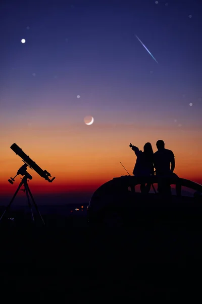 Pár Csillagnézés Együtt Egy Csillagászati Teleszkóppal — Stock Fotó