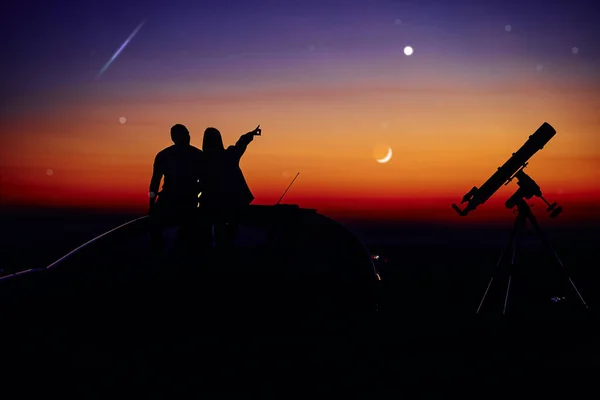 Couple Observant Les Étoiles Avec Télescope Astronomique — Photo