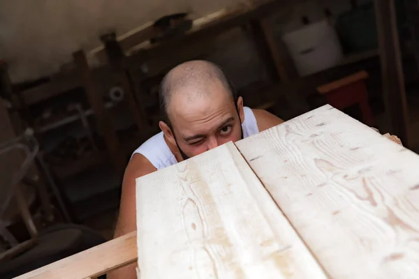 Muž Montuje Nábytek Opravuje Koncept Hobby Garáže — Stock fotografie