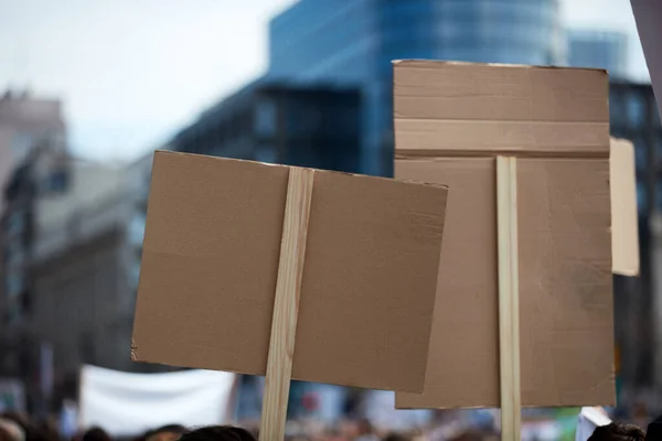 Des Manifestants Tenant Des Pancartes Des Pancartes Dans Les Rues — Photo