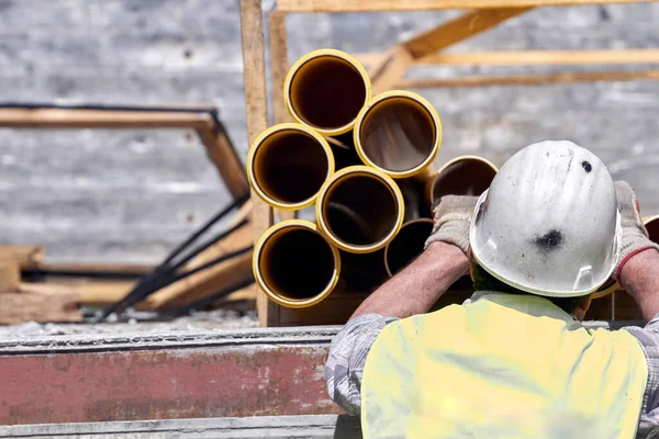 Trabalhador Construção Handyman Com Grandes Tubos Amarelos — Fotografia de Stock