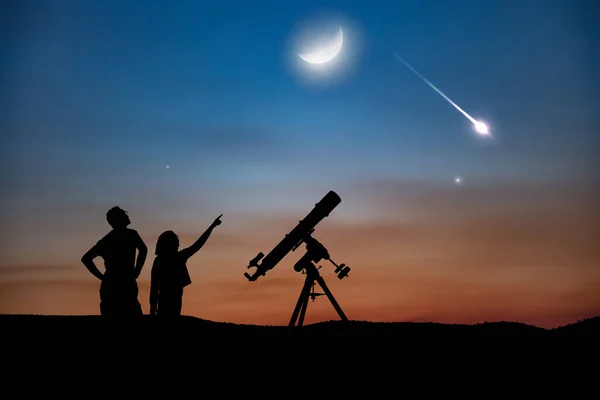 Siluetas Padre Hija Telescopio Astronómico Bajo Cielos Estrellados —  Fotos de Stock