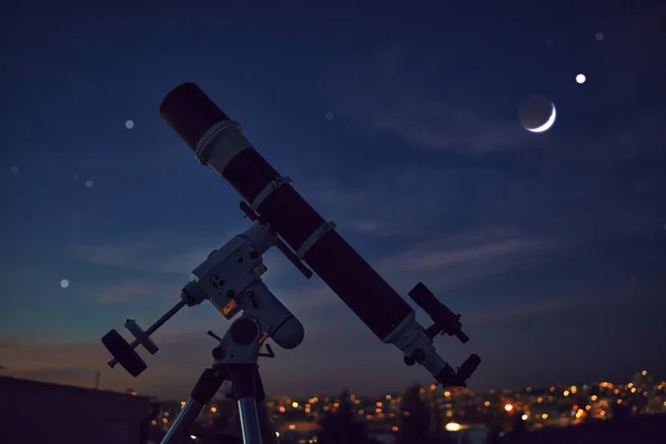 Telescopio Astronómico Bajo Cielo Crepuscular Ciudad Listo Para Observar Las — Foto de Stock