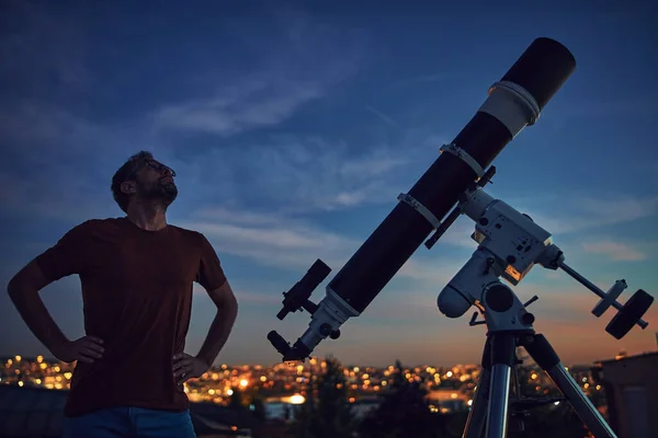 Silhouette Eines Mannes Und Teleskop Unter Dem Sternenhimmel — Stockfoto