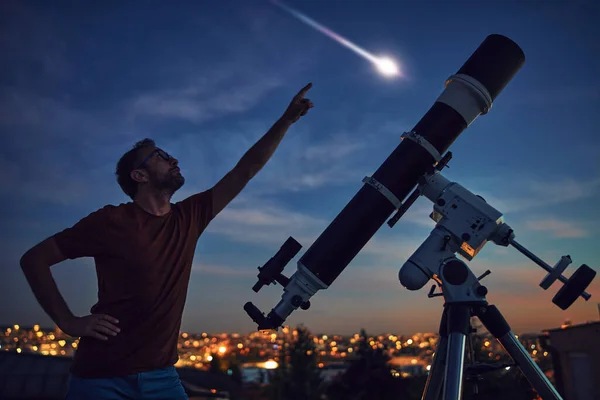 Silueta Hombre Telescopio Bajo Los Cielos Estrellados — Foto de Stock
