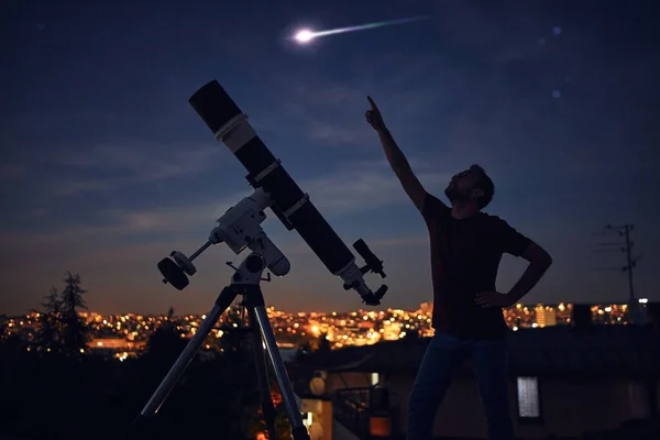 Egy Ember Sziluettje Teleszkóp Csillagos Alatt — Stock Fotó
