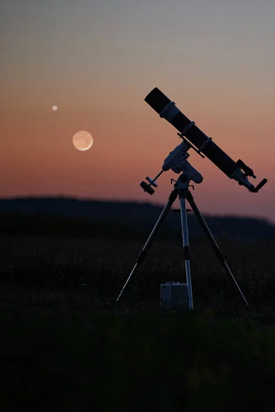 Silueta Telescopio Campo Bajo Los Cielos Estrellados — Foto de Stock