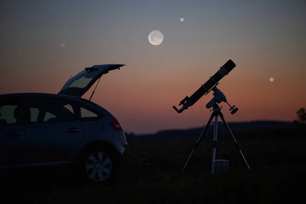 Silueta Coche Telescopio Campo Bajo Los Cielos Estrellados — Foto de Stock