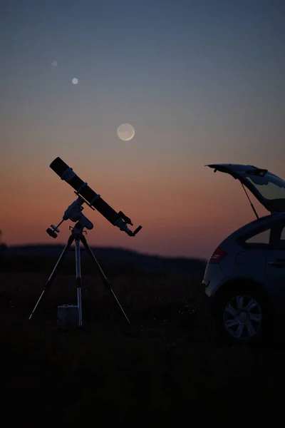 Egy Autó Sziluettje Teleszkóp Vidék Csillagos Alatt — Stock Fotó